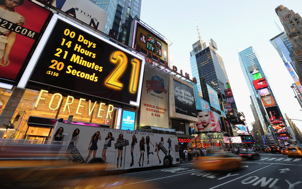 Forever+21+New+Times+Square+Opening+Celebration+FsvBfAsv_mel
